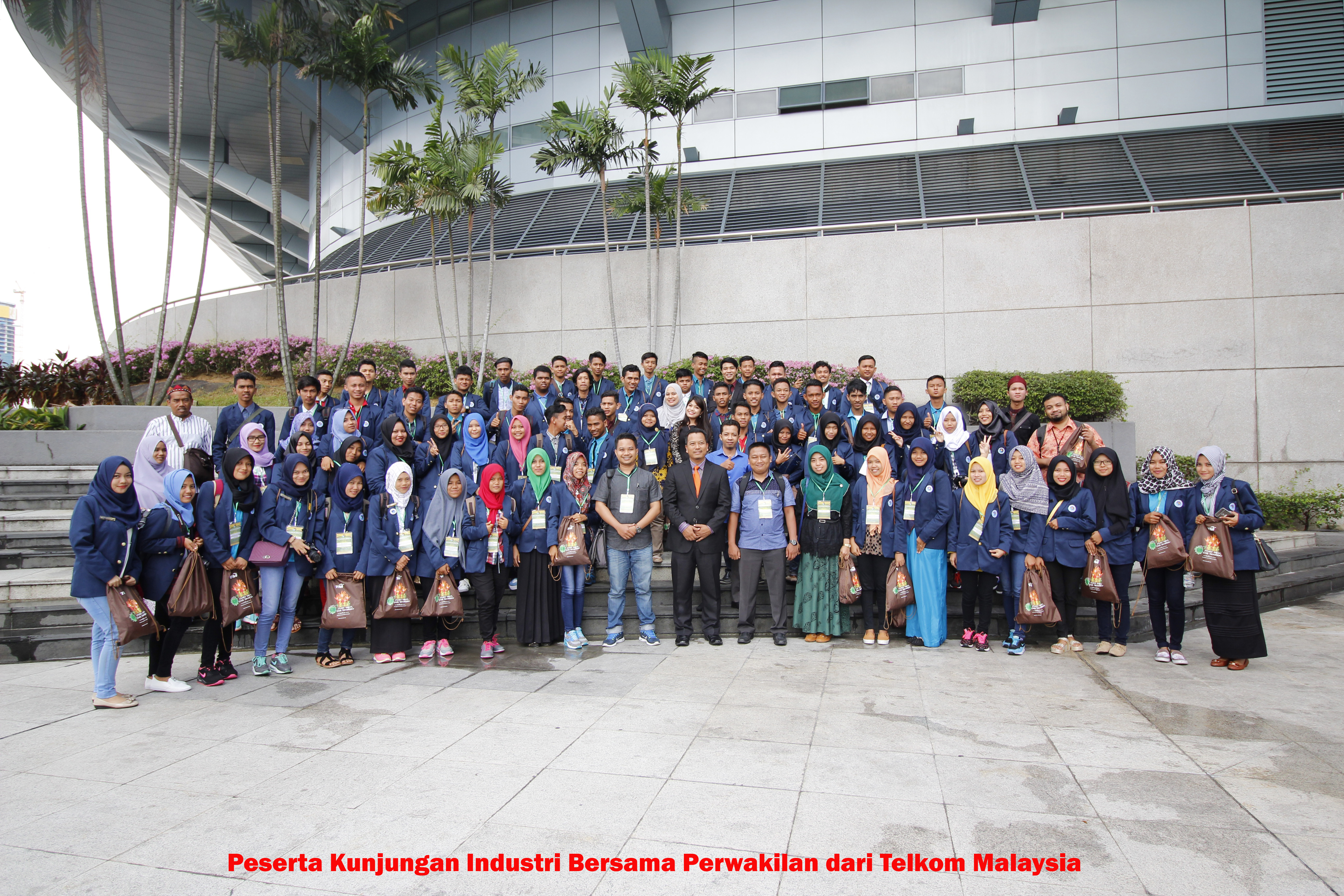 68 Mahasiswa Jurusan TI Melakukan Kunjungan Industri di Malasyia.